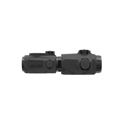 Draufsicht auf den Maverick Flip-Magnifier mit seitlichen Bedienelementen und robuster Montage für präzise Ausrichtung auf Gewehren.