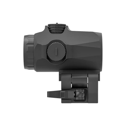 Seitenprofil des Maverick-IV 3x22 Magnifier mit Schnellspannmontage, optimiert für Waffenvisiere und Zielgenauigkeit.