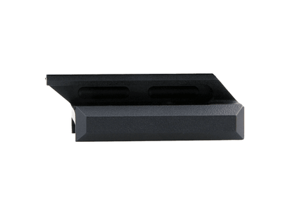 Seitliche Ansicht der Montage RUM auf Picatinny Höhe 12.8mm - Riser Mount MAV-P05 mit abgeschrägtem Design für optimale Zieloptik-Ausrichtung.