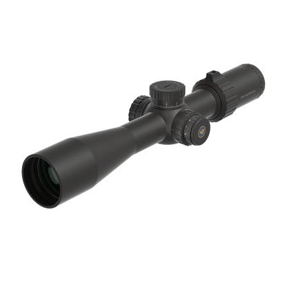 Schrägansicht des Tauron 6-24x50 HD MIL Rifle Scope mit taktischen Türmen für präzise Einstellungen bei Jagd und Sportschießen.