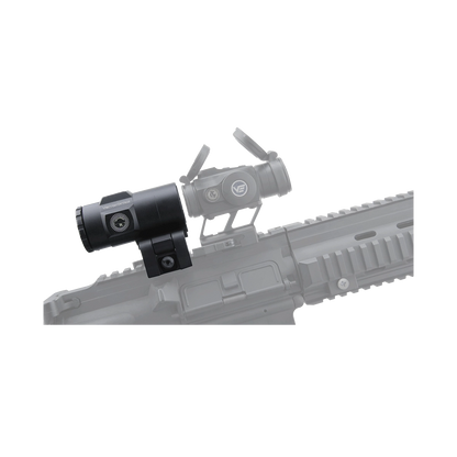 Montierter 3x Magnifier Maverick-IV auf einer Waffe mit Flip-to-Side Funktion, perfekt für flexible Zielerfassung im Einsatz.