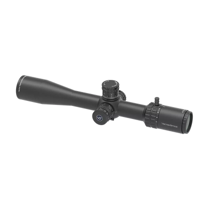 Orion MAX Zielfernrohr FFP 3-18x44 mit beleuchtetem Absehen und seitlichem Parallaxenausgleich für Langstreckenschützen.
