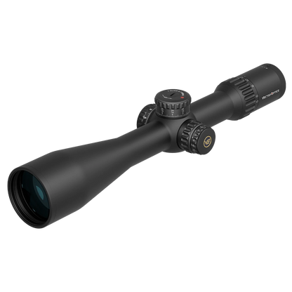Seitliche Perspektive des Continental x6 5-30x56 FFP Zielfernrohrs mit großem Objektiv und fein einstellbaren Türmen für höchste Zielgenauigkeit.