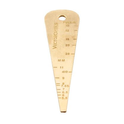 Kompakte Kaliberbestimmungs-Messlehre SCOT-58 aus Messing mit Skalen für mm, Zoll und Schrotkaliber, ideal als Schlüsselanhänger-Werkzeug.