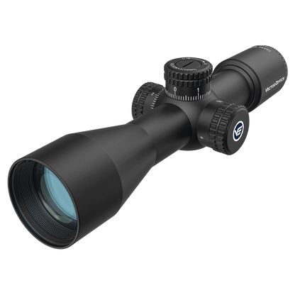 Seitliche Perspektive des Veyron 10×44 SFP Zielfernrohrs mit grün beschichteter Optik und taktischen Verstelltürmen.