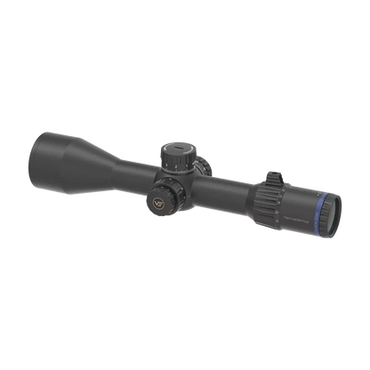 Rückseitige Perspektive des Tauron 3-24x56 ED SFP Zielfernrohrs mit blauer Akzentlinie und ergonomischem Zoomring.