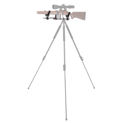 Montierte Auflage für Tri-Bipods mit Gewehr auf Dreibein-Stativ, ideal für präzise Zielerfassung bei der Jagd oder auf dem Schießstand.
