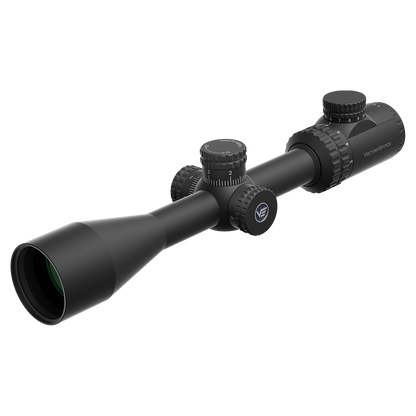 Seitliche Perspektive des Hugo 3–12×40i Zielfernrohrs mit robustem Gehäuse, wasserdichtem Aufbau und fein einstellbaren Türmen für Jagd und Sport.