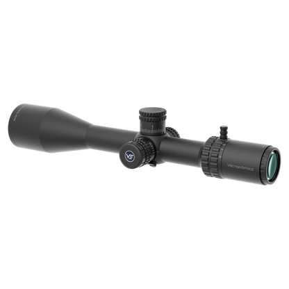 Seitenansicht des Orion Pro Max 6-24x50 Zielfernrohrs mit großem Zoombereich und präziser Höhen- und Seitenverstellung.