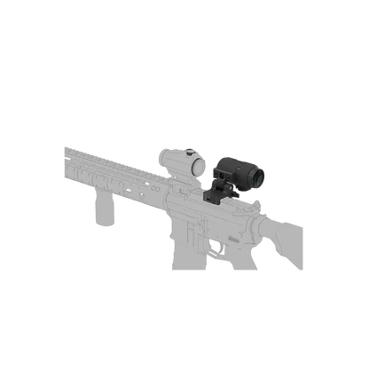 Rückansicht des Maverick-IV 3x22 Magnifier auf Gewehr, zeigt Kompatibilität mit verschiedenen Zieloptiken.