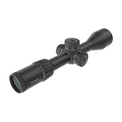 Rückansicht des Tauron 3-18x50 GenII FFP Zielfernrohrs mit klarer Vergrößerungsskala und griffigem Zoomring für schnelle Anpassungen.
